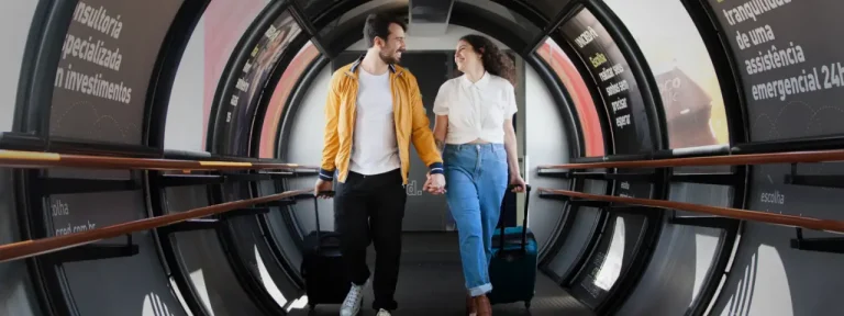 Viajante se preparando para embarcar, representando segurança e assistência durante a viagem.