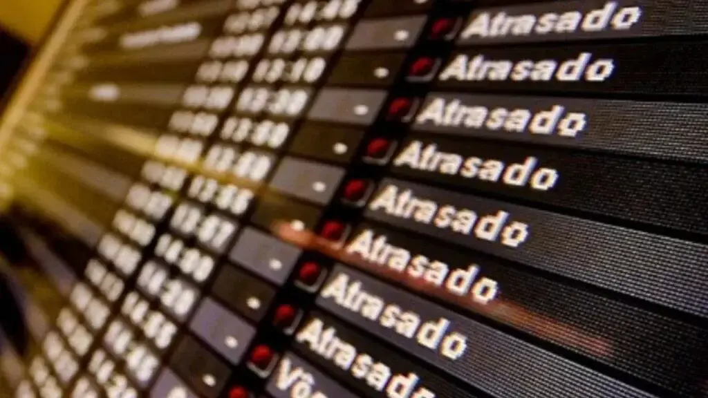 Meu voo atrasou. Quais são meus direitos?